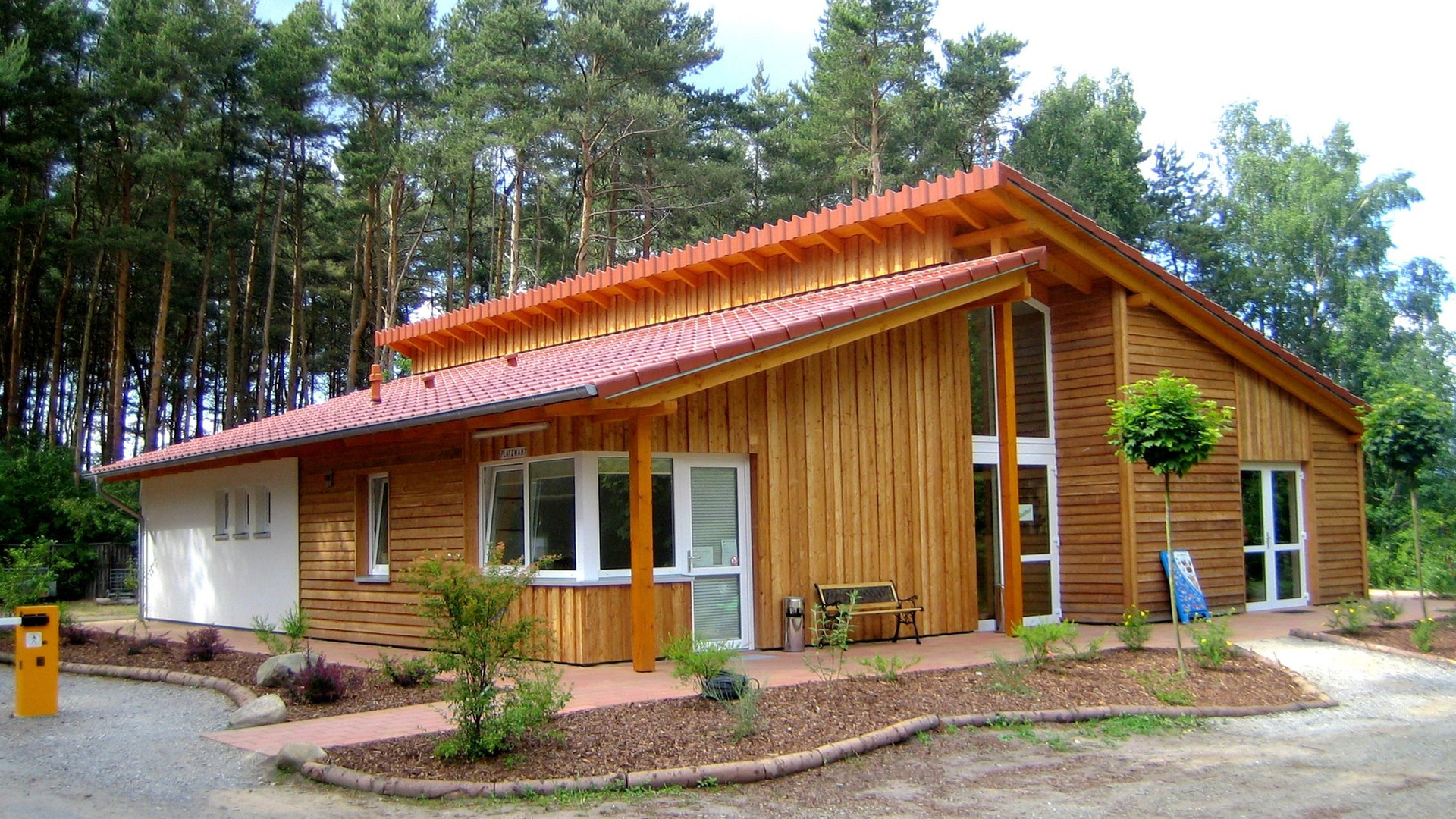 Campingplatz Waldesruh - Hauptgebäude im Wald